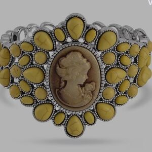 Cameo and Constituted Yellow Howlite Bangle Bracelet in Silvertone (7.0 In) 26.0